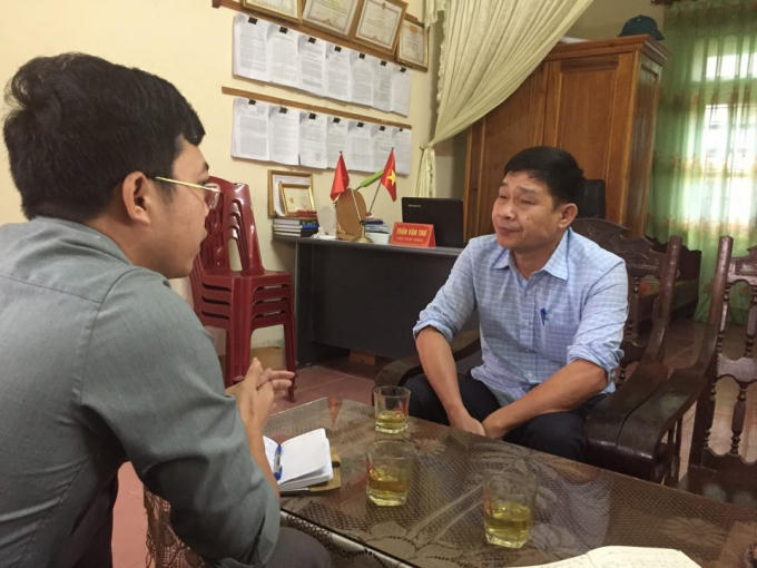 Ông Trần Văn Thư, Chủ tịch UBND xã Ân Phú (áo trắng) trao đổi với PV.