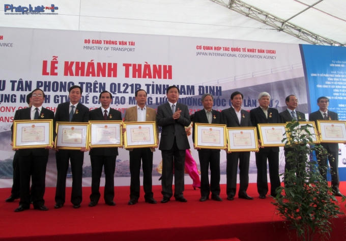 Bộ trưởng Bộ GTVT Đinh La Thăng tặng bằng khen cho các cá nhân tập thể xuất sắc.