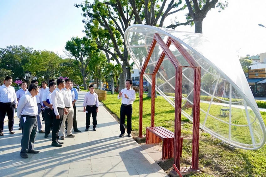 Phó Chủ tịch UBND tỉnh Đồng Tháp Nguyễn Thành Diệu khảo sát tại công viên. Ảnh: Tiến Việt