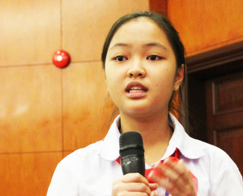 Một nữ sinh nêu kiến nghị với lãnh đạo TP HCM. Ảnh: Mạnh Tùng