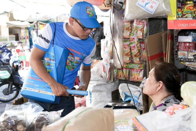 Tuyên truyền viên của chương trình Chiến dịch "Thực phẩm sạch - Sức khoẻ Việt" khảo sát tại các chợ.