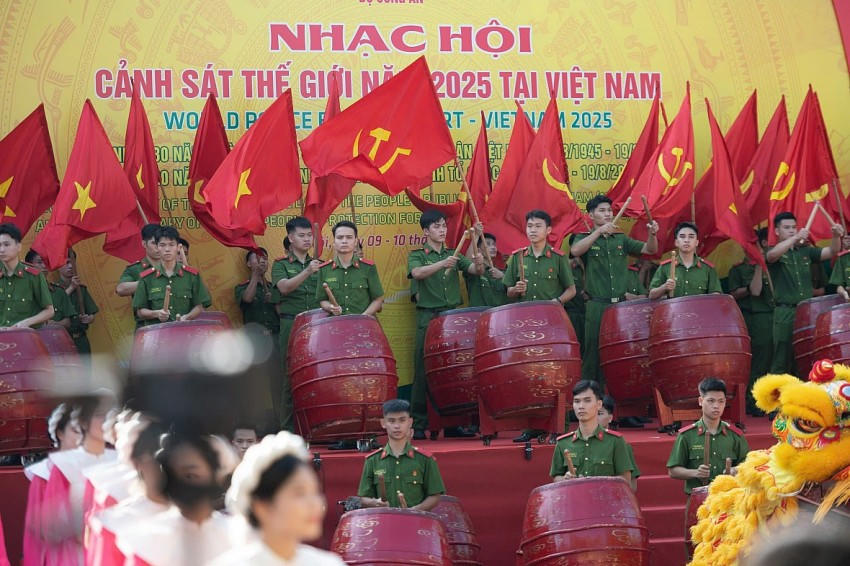 Nhạc hội Cảnh sát thế giới năm 2025 không chỉ là bữa tiệc âm nhạc rực rỡ sắc màu, mà còn là cầu nối thắt chặt tình hữu nghị, hợp tác giữa lực lượng thực thi pháp luật các nước.
Trong âm vang hào hùng và giai điệu giao hòa, nhạc hội để lại trong lòng nhân dân và bạn bè quốc tế ấn tượng sâu đậm về một Việt Nam thân thiện, mến khách, sẵn sàng hội nhập và cùng chung tay vì hòa bình, an ninh, hạnh phúc cho mọi người.
Đoàn nhạc Cảnh sát Bắc Kinh, Bộ Công an nước Cộng hoà Nhân dân Trung Hoa.
Đoàn quân nhạc Bộ Nội vụ Ả rập Xê út.
Đoàn nhạc Cảnh sát thủ đô Tokyo, Cơ quan Cảnh sát Quốc gia Nhật Bản.
Những nữ cảnh sát Lào trong một màn đồng diễn.
Kết thúc buổi nhạc hội là phần trình diễn của Đoàn nhạc Bộ Quốc phòng Việt Nam.
Nhạc hội Cảnh sát thế giới năm 2025 không chỉ là bữa tiệc âm nhạc rực rỡ sắc màu, mà còn là cầu nối thắt chặt tình hữu nghị, hợp tác giữa lực lượng thực thi pháp luật các nước.
Trong âm vang hào hùng và giai điệu giao hòa, nhạc hội để lại trong lòng nhân dân và bạn bè quốc tế ấn tượng sâu đậm về một Việt Nam thân thiện, mến khách, sẵn sàng hội nhập và cùng chung tay vì hòa bình, an ninh, hạnh phúc cho mọi người.
Đoàn nhạc Cảnh sát Bắc Kinh, Bộ Công an nước Cộng hoà Nhân dân Trung Hoa.
Đoàn quân nhạc Bộ Nội vụ Ả rập Xê út.
Đoàn nhạc Cảnh sát thủ đô Tokyo, Cơ quan Cảnh sát Quốc gia Nhật Bản.
Những nữ cảnh sát Lào trong một màn đồng diễn.
Kết thúc buổi nhạc hội là phần trình diễn của Đoàn nhạc Bộ Quốc phòng Việt Nam.
Nhạc hội Cảnh sát thế giới năm 2025 không chỉ là bữa tiệc âm nhạc rực rỡ sắc màu, mà còn là cầu nối thắt chặt tình hữu nghị, hợp tác giữa lực lượng thực thi pháp luật các nước.
Trong âm vang hào hùng và giai điệu giao hòa, nhạc hội để lại trong lòng nhân dân và bạn bè quốc tế ấn tượng sâu đậm về một Việt Nam thân thiện, mến khách, sẵn sàng hội nhập và cùng chung tay vì hòa bình, an ninh, hạnh phúc cho mọi người.
Đoàn nhạc Cảnh sát Bắc Kinh, Bộ Công an nước Cộng hoà Nhân dân Trung Hoa.
Đoàn quân nhạc Bộ Nội vụ Ả rập Xê út.
Đoàn nhạc Cảnh sát thủ đô Tokyo, Cơ quan Cảnh sát Quốc gia Nhật Bản.
Những nữ cảnh sát Lào trong một màn đồng diễn.
Kết thúc buổi nhạc hội là phần trình diễn của Đoàn nhạc Bộ Quốc phòng Việt Nam.
Trong âm vang hào hùng và giai điệu giao hòa, nhạc hội để lại trong lòng nhân dân và bạn bè quốc tế ấn tượng sâu đậm về một Việt Nam thân thiện, mến khách, sẵn sàng hội nhập và cùng chung tay vì hòa bình, an ninh, hạnh phúc cho mọi người.
Đoàn nhạc Cảnh sát Bắc Kinh, Bộ Công an nước Cộng hoà Nhân dân Trung Hoa.
Đoàn quân nhạc Bộ Nội vụ Ả rập Xê út.
Đoàn nhạc Cảnh sát thủ đô Tokyo, Cơ quan Cảnh sát Quốc gia Nhật Bản.
Những nữ cảnh sát Lào trong một màn đồng diễn.
Kết thúc buổi nhạc hội là phần trình diễn của Đoàn nhạc Bộ Quốc phòng Việt Nam.
Trong âm vang hào hùng và giai điệu giao hòa, nhạc hội để lại trong lòng nhân dân và bạn bè quốc tế ấn tượng sâu đậm về một Việt Nam thân thiện, mến khách, sẵn sàng hội nhập và cùng chung tay vì hòa bình, an ninh, hạnh phúc cho mọi người.
Đoàn nhạc Cảnh sát Bắc Kinh, Bộ Công an nước Cộng hoà Nhân dân Trung Hoa.
Đoàn quân nhạc Bộ Nội vụ Ả rập Xê út.
Đoàn nhạc Cảnh sát thủ đô Tokyo, Cơ quan Cảnh sát Quốc gia Nhật Bản.
Những nữ cảnh sát Lào trong một màn đồng diễn.
Kết thúc buổi nhạc hội là phần trình diễn của Đoàn nhạc Bộ Quốc phòng Việt Nam.
Trong âm vang hào hùng và giai điệu giao hòa, nhạc hội để lại trong lòng nhân dân và bạn bè quốc tế ấn tượng sâu đậm về một Việt Nam thân thiện, mến khách, sẵn sàng hội nhập và cùng chung tay vì hòa bình, an ninh, hạnh phúc cho mọi người.
Đoàn nhạc Cảnh sát Bắc Kinh, Bộ Công an nước Cộng hoà Nhân dân Trung Hoa.
Đoàn quân nhạc Bộ Nội vụ Ả rập Xê út.
Đoàn nhạc Cảnh sát thủ đô Tokyo, Cơ quan Cảnh sát Quốc gia Nhật Bản.
Những nữ cảnh sát Lào trong một màn đồng diễn.
Kết thúc buổi nhạc hội là phần trình diễn của Đoàn nhạc Bộ Quốc phòng Việt Nam.
Trong âm vang hào hùng và giai điệu giao hòa, nhạc hội để lại trong lòng nhân dân và bạn bè quốc tế ấn tượng sâu đậm về một Việt Nam thân thiện, mến khách, sẵn sàng hội nhập và cùng chung tay vì hòa bình, an ninh, hạnh phúc cho mọi người.
Đoàn nhạc Cảnh sát Bắc Kinh, Bộ Công an nước Cộng hoà Nhân dân Trung Hoa.
Đoàn quân nhạc Bộ Nội vụ Ả rập Xê út.
Đoàn nhạc Cảnh sát thủ đô Tokyo, Cơ quan Cảnh sát Quốc gia Nhật Bản.
Những nữ cảnh sát Lào trong một màn đồng diễn.
Kết thúc buổi nhạc hội là phần trình diễn của Đoàn nhạc Bộ Quốc phòng Việt Nam.
Đoàn nhạc Cảnh sát Bắc Kinh, Bộ Công an nước Cộng hoà Nhân dân Trung Hoa.
Đoàn nhạc Cảnh sát Bắc Kinh, Bộ Công an nước Cộng hoà Nhân dân Trung Hoa.
Đoàn quân nhạc Bộ Nội vụ Ả rập Xê út.
Đoàn nhạc Cảnh sát thủ đô Tokyo, Cơ quan Cảnh sát Quốc gia Nhật Bản.
Những nữ cảnh sát Lào trong một màn đồng diễn.
Kết thúc buổi nhạc hội là phần trình diễn của Đoàn nhạc Bộ Quốc phòng Việt Nam.
Đoàn quân nhạc Bộ Nội vụ Ả rập Xê út.
Đoàn nhạc Cảnh sát thủ đô Tokyo, Cơ quan Cảnh sát Quốc gia Nhật Bản.
Những nữ cảnh sát Lào trong một màn đồng diễn.
Kết thúc buổi nhạc hội là phần trình diễn của Đoàn nhạc Bộ Quốc phòng Việt Nam.
Đoàn nhạc Cảnh sát thủ đô Tokyo, Cơ quan Cảnh sát Quốc gia Nhật Bản.
Những nữ cảnh sát Lào trong một màn đồng diễn.
Kết thúc buổi nhạc hội là phần trình diễn của Đoàn nhạc Bộ Quốc phòng Việt Nam.
Những nữ cảnh sát Lào trong một màn đồng diễn.
Kết thúc buổi nhạc hội là phần trình diễn của Đoàn nhạc Bộ Quốc phòng Việt Nam.
Kết thúc buổi nhạc hội là phần trình diễn của Đoàn nhạc Bộ Quốc phòng Việt Nam.
Kết thúc buổi nhạc hội là phần trình diễn của Đoàn nhạc Bộ Quốc phòng Việt Nam.