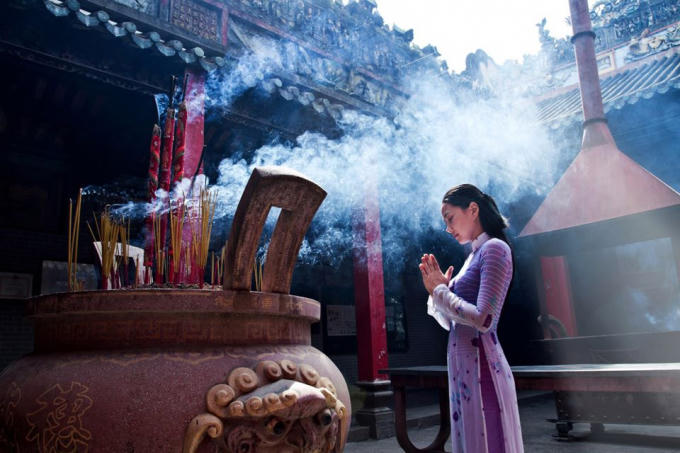 Khi chúng ta làm lễ cầu tới cửa Phật nên xin được Phật che chở, bảo vệ. Ảnh: minh họa