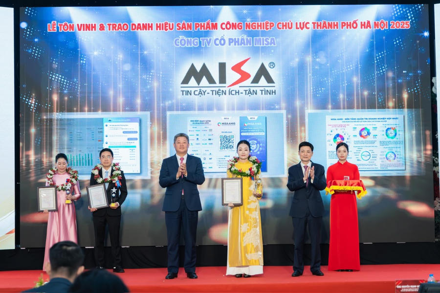 Lãnh đạo thành phố Hà Nội trao chứng nhận TOP 10 sản phẩm công nghiệp chủ lực năm 2025.