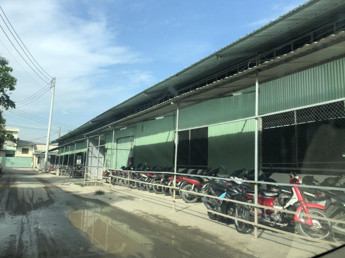 Nhà xưởng cùng loạt công trình phụ trợ mọc lên trên đất nông nghiệp (Ảnh: Anh Tuấn)