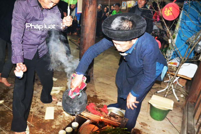 Nước mới được nhấc ra từ bếp vẫn còn sôi sùng sục được đổ vào chén hoặc bát...(ảnh: Phàn Giào Họ).