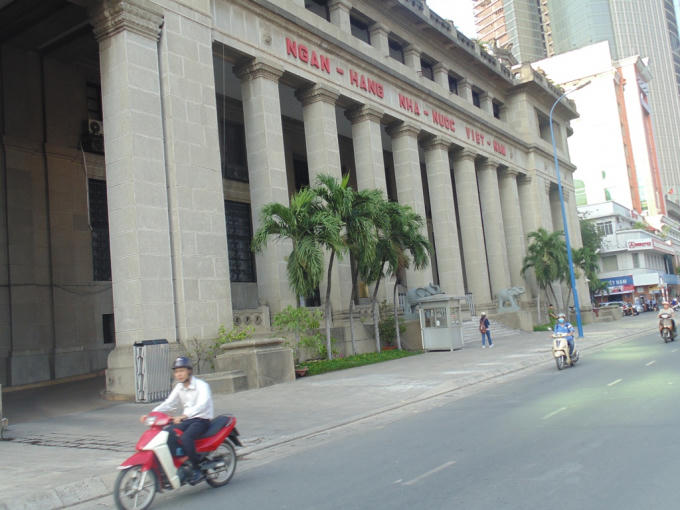 Trạm gác trước cửa Ngân hàng Nhà nước trên đường Võ Văn Kiệt, quận 1 đã được trả lại vị trí ban đầu.