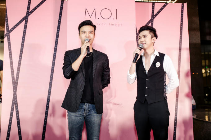 H&agrave; Hồ diện suit đỏ nổi bật, khoe ch&acirc;n d&agrave;i nuột n&agrave; khiến fan