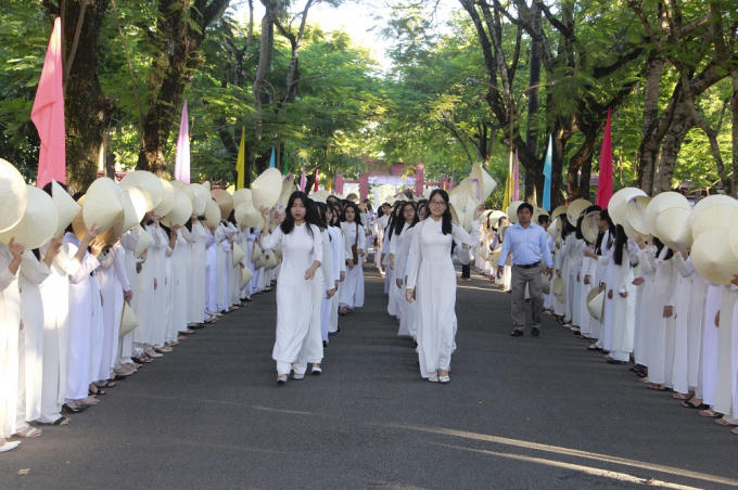 Học sinh Trường THPT Hai Bà Trưng thành phố Huế trong ngày khai giảng năm học mới.