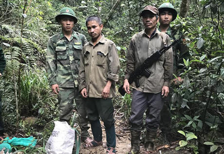 Hai đối tượng tại thời điểm bị phát hiện sử dụng trái phép vũ khí quân dụng.