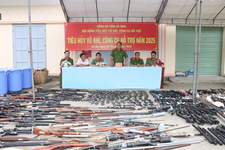 Đại diện lãnh đạo các đơn vị Công an tỉnh Cà Mau tham dự buổi tiêu hủy vũ khí, công cụ hỗ trợ.