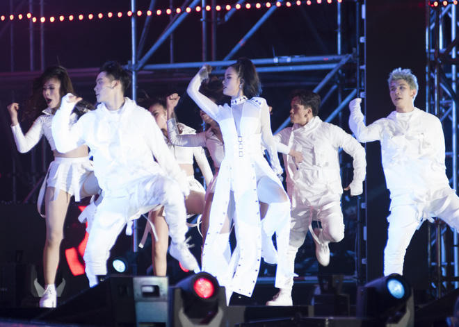 Mang chu&ocirc;ng đi đ&aacute;nh xứ người, Đ&ocirc;ng Nhi được b&aacute;o ch&iacute; H&agrave;n khen ngợi hết mực