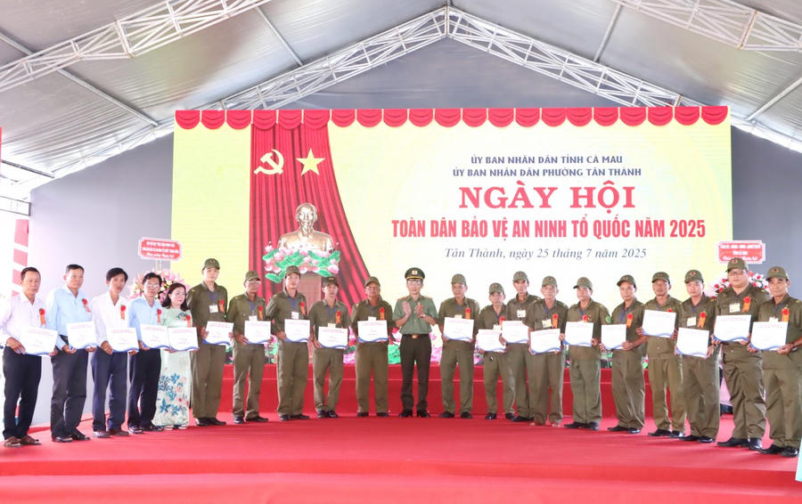Thiếu tướng Trần Văn Dương - Cục trưởng Cục Xây dựng phong trào bảo vệ an ninh Tổ quốc (Bộ Công an) tặng quà cho Đảng ủy, UBND phường Tân Thành và Trưởng Ban Nhân dân, thành viên Tổ bảo vệ ANTT các khóm trên địa bàn.