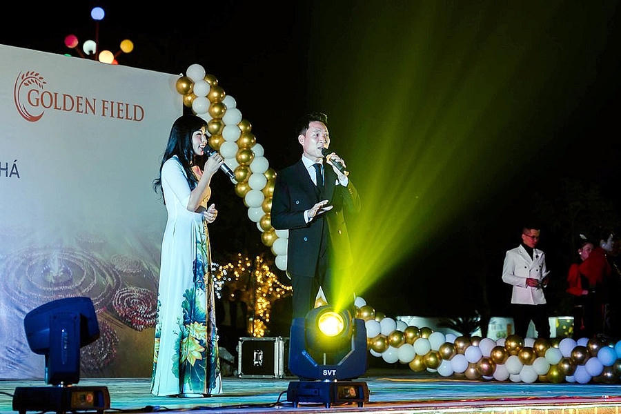 Tiết mục giao lưu giữa các ca sỹ và diễn viên quần chúng trong đêm hội.