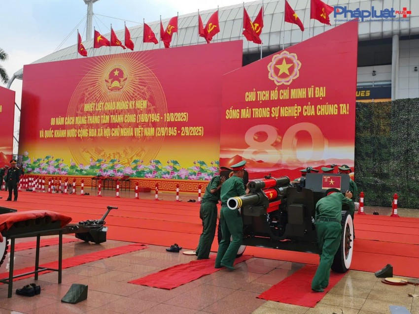 Đông đảo người dân hào hứng ghi lại khoảnh khắc bên dàn Đại Bác chuẩn bị khai hoả dịp 2/9