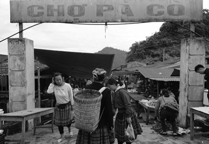 Đứa trẻ nơi x&oacute; n&uacute;i vấp ng&atilde; v&igrave; vướng lời nguyền hoa anh t&uacute;c