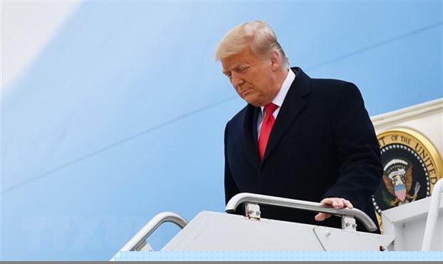 Ông Donald Trump khi còn là Tổng thống Mỹ rời chuyên cơ Không lực 1 tại Harlingen, bang Texas ngày 12/1/2021. (Ảnh: AFP/TTXVN)
