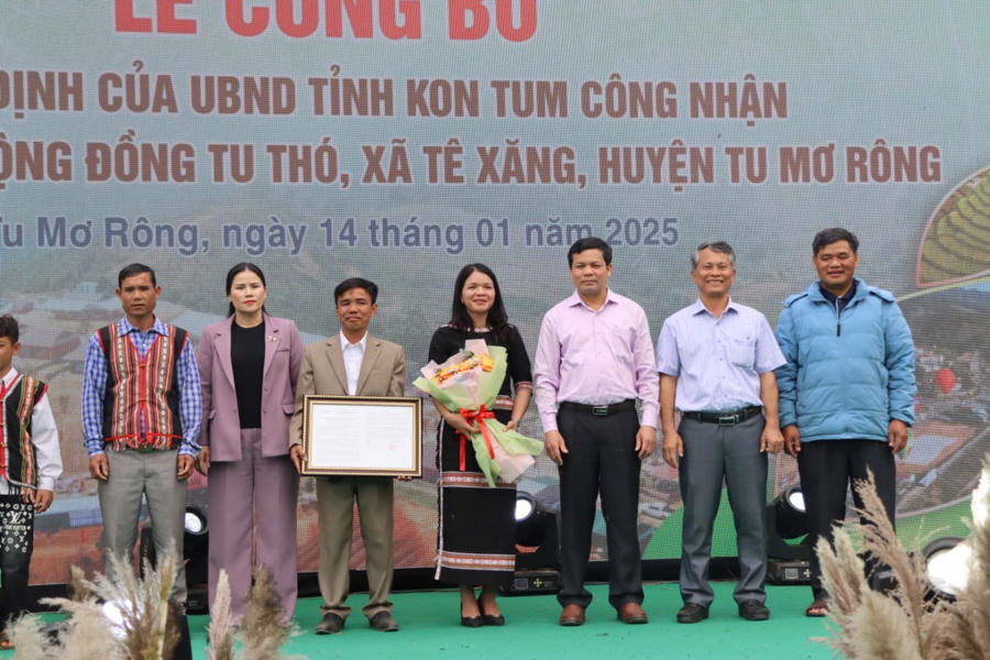 Ông Nguyễn Đức Tuy (đứng giữa) Phó Bí thư Tỉnh ủy Kon Tum trao chứng nhận Làng du lịch công đồng.