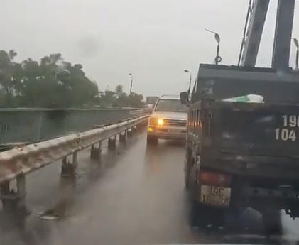 Ô tô con bị xe tải ép lùi.