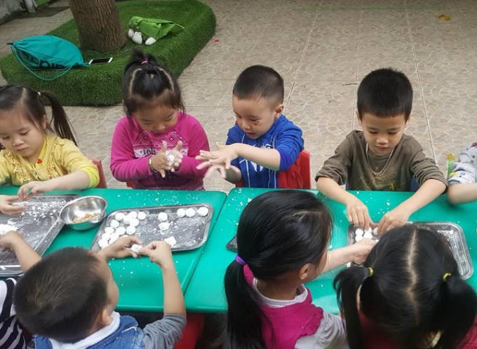 Mỗi nhóm được chuẩn bị sẵn một bộ dụng cụ và nguyên liệu làm bánh giống nhau.