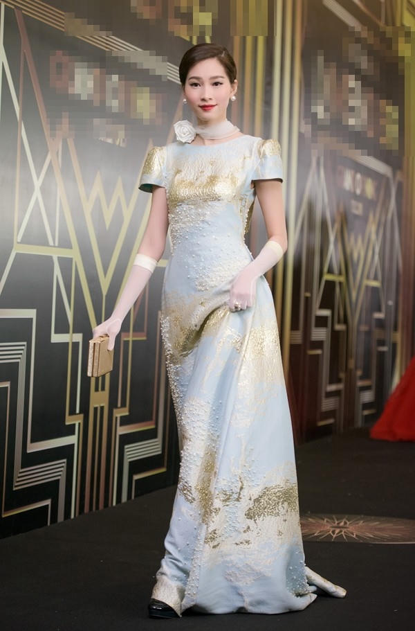 Đặng Thu Thảo thanh thoát và dịu dàng trong bộ đầm xanh nhạt, điểm họa tiết nhũ kết hạt tinh tế của Phương My. Gam màu và sự tối giản của trang phục phù hợp vẻ đẹp mong manh ở người mặc. Ảnh: Chí Linh