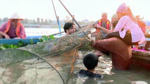 Cùng nhau thu hoạch thành quả của cả một buổi chiều vất vả.