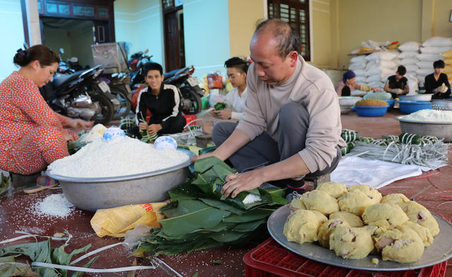 Cả làng Tranh Khúc có tới hơn 80% người dân theo nghề làm bánh chưng truyền thống. Tại đây từ đàn ông tới phụ nữ, từ những cụ già cho tới các em nhỏ đều biết và tham gia gói bánh.