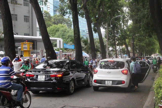Xe ô tô dừng trước cổng bệnh viện đón khách.