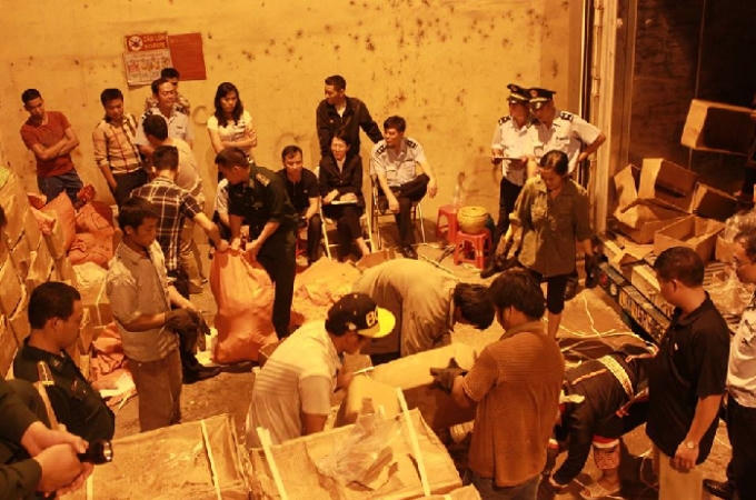 Lực lượng chức năng tiến hành kiểm tra và thu giữ lô hàng của Công ty TNHH Thương mại Cát Vận