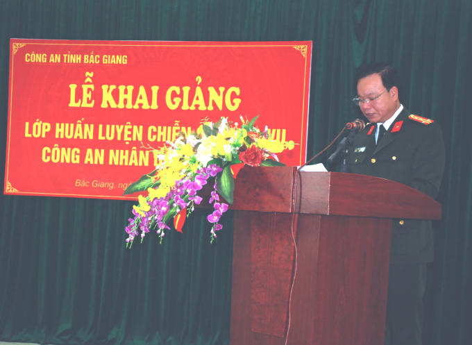 Đại tá Nguyễn Văn Chức, Phó bí thư Đảng ủy, Phó giám đốc Công an tỉnh khai giảng lớp huấn luyện.