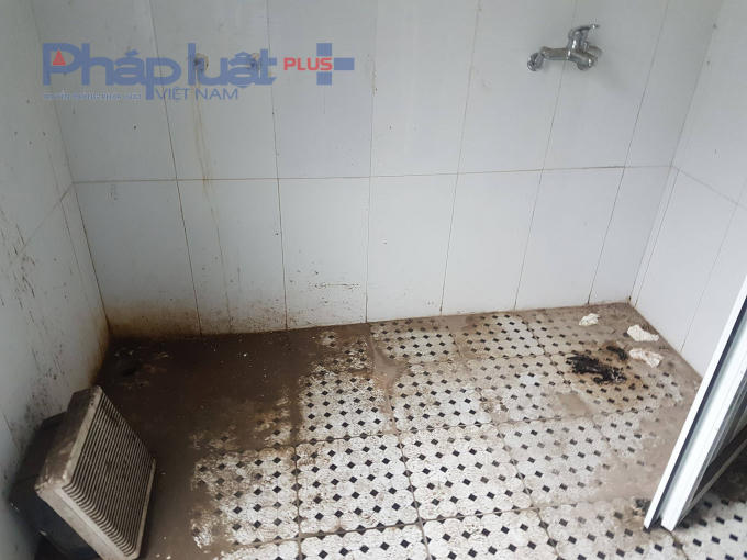 Bên trong nhà tắm các thiết bị đã rụng rơi.