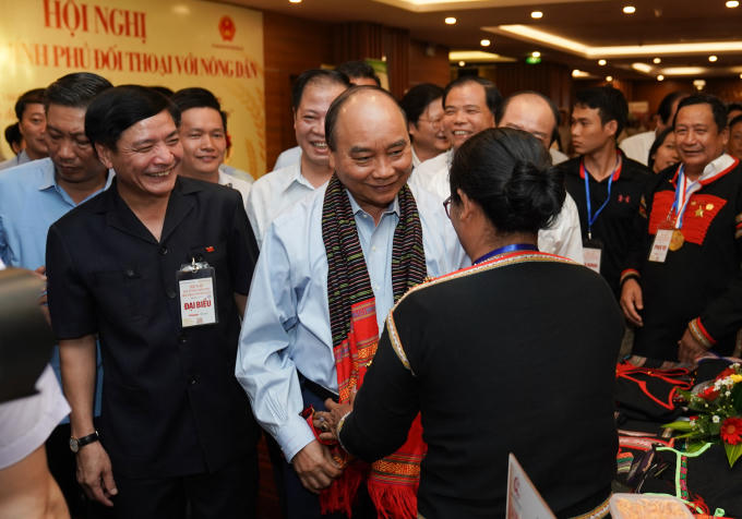 TTg chu tri doi thoai voi nong dan (2)
