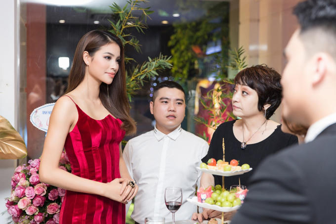 Li&ecirc;n tục xuất hiện tại c&aacute;c sự kiện, Phạm Hương vẫn giữ được thần th&aacute;i
