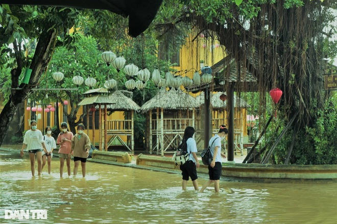 Các bạn trẻ cũng đổ về đây để trải nghiệm mùa lũ ở Hội An.