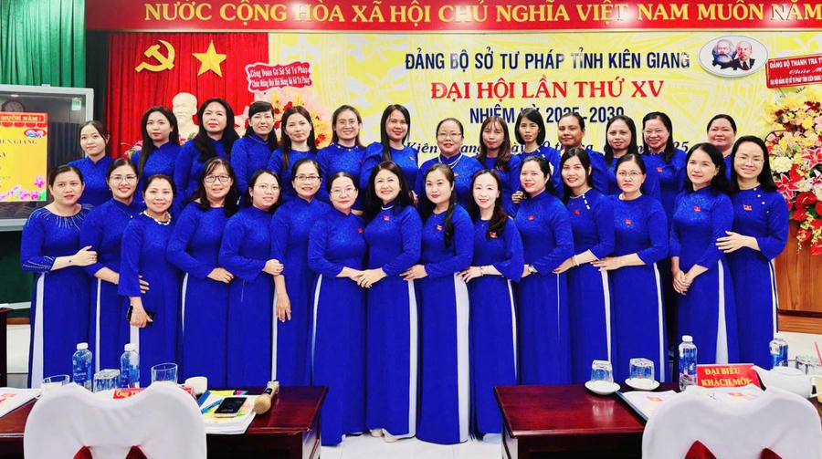 Đảng viên nữ Sở Tư pháp Kiên Giang chụp ảnh kỷ niệm