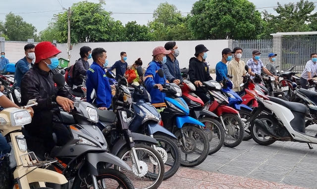 Người dân Miền Tây được tỉnh Bà Rịa – Vũng Tàu hỗ trợ tiền và xe đưa về quê