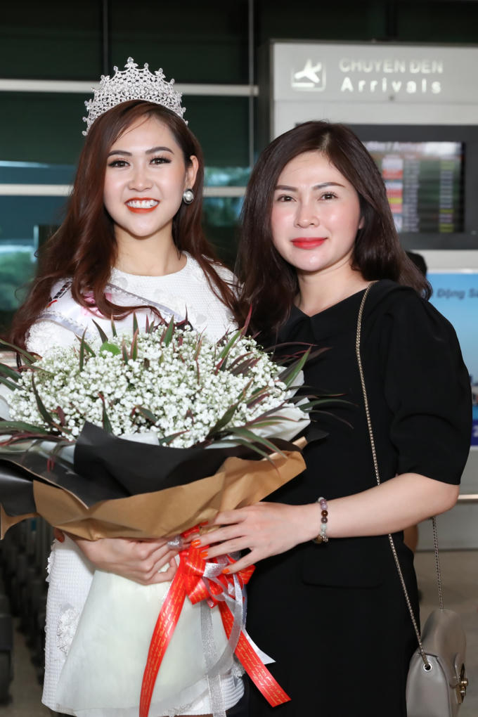 Người thân yêu đến đón cô tại sân bay.