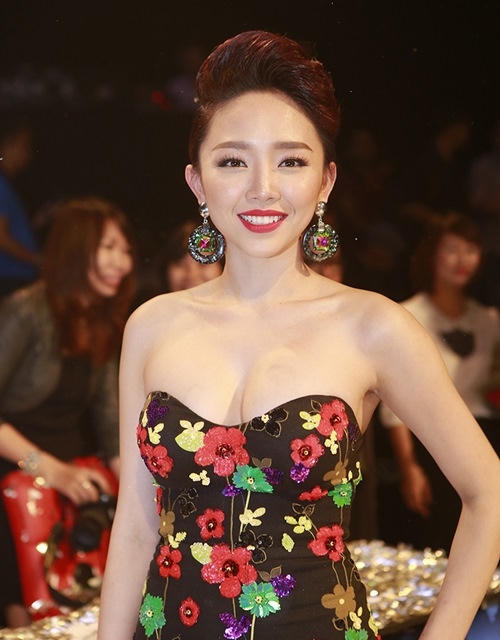 Những chiếc váy cup ngực là lựa chọn ưu tiên của cô mỗi lần xuất hiện.