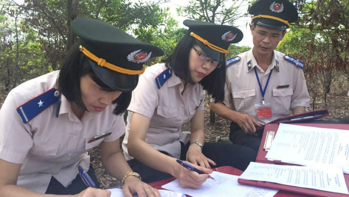 Các Chấp hành viên, Thư ký Cục THADS Quảng Ninh trong một buổi cưỡng chế. (Ảnh minh họa)