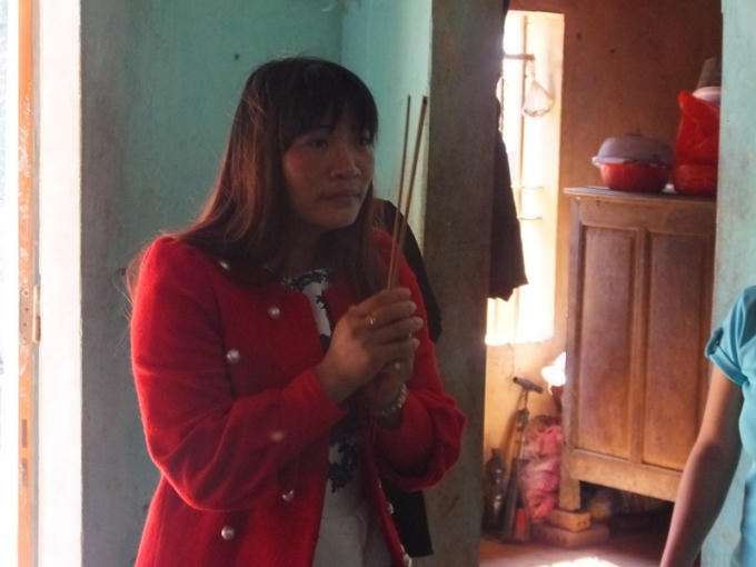 Bước chân vào nhà, chị Hà quỳ lạy trước bàn thờ mẹ. Ảnh: Nguyệt Chi
