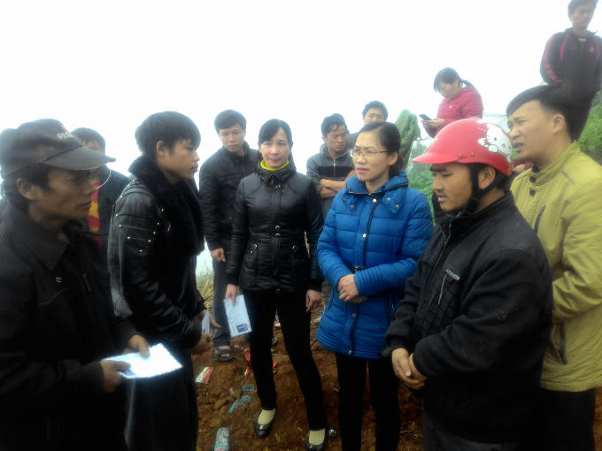 Lãnh đạo huyện Mèo Vạc thăm hỏi, động viên gia đình các nạn nhân, Ảnh: Minh Chuyên.
