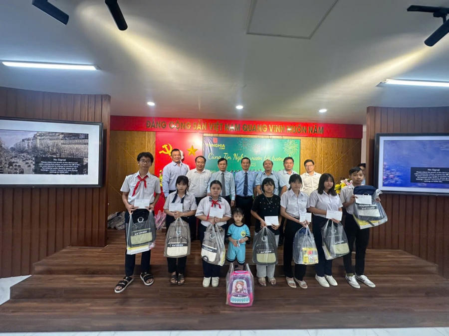 Lãnh đạo công ty ổ phần Dịch vụ Bảo vệ Chuyên nghiệp Tín Nghĩa cùng các cháu chụp ảnh kỷ niệm.