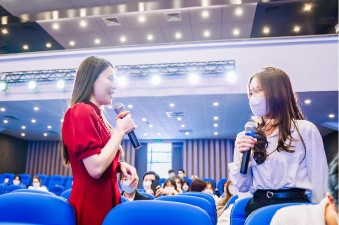 Chị Nguyễn Thị Nguyệt, Giám đốc dự án Tập đoàn HiPT, cựu sinh viên Nhà trường đến tham dự, chia sẻ và giao lưu cùng các bạn sinh viên về các kỹ năng cần thiết đối với sinh viên khoa Quản trị văn phòng.