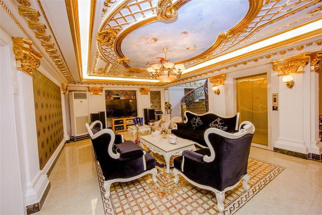 Cô cho đặt rất nhiều sofa trong phòng khách để đón tiếp cùng lúc nhiều bạn bè. Nhà có thang máy để chủ nhân tiết kiệm thời gian đi lại.