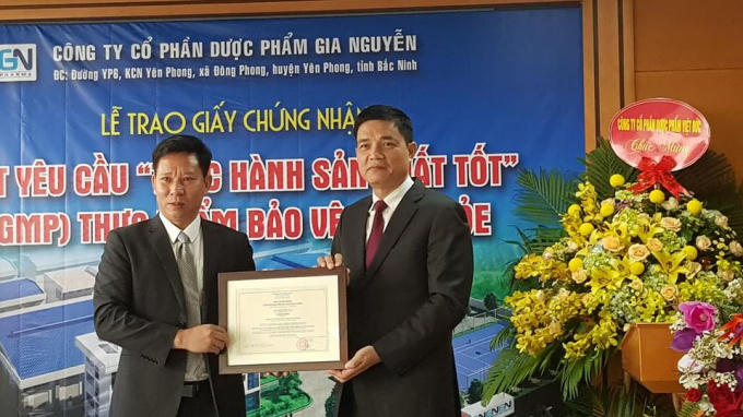 Trao giấy chứng nhận đạt yêu cầu “thực hành sản xuất tốt” (GMP) thực phẩm bảo vệ sức khỏe cho Công ty Cổ phần dược phẩm Gia Nguyễn.