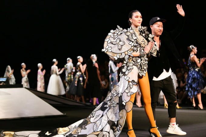 Lan Khuê đảm nhận vai trò Vedette của show diễn. Ảnh: Theo Elle