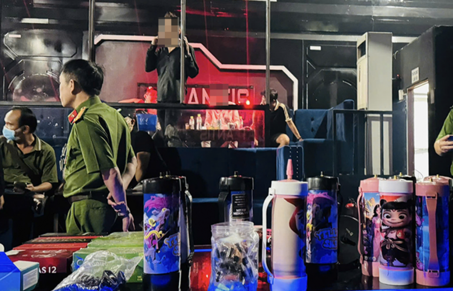 Công an ập vào kiểm tra quán bar và bắt giữ lần lượt các đối tượng liên quan.