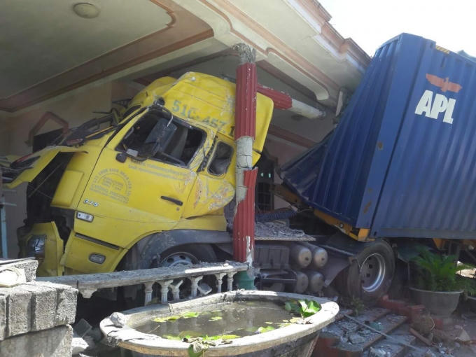 Sau vụ tai nạn đầu chiếc xe đã nằm gọn dưới mái nhà.