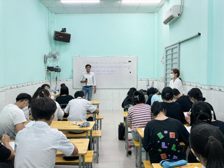 Lớp học được trang bị máy lạnh, dạy số lượng không quá 25 em (Ảnh: Diệp Phan).