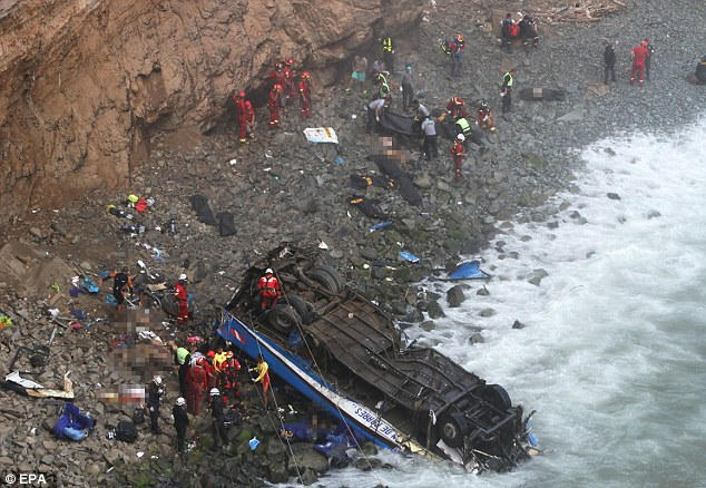 Hiện trường xảy ra vụ tai nạn xe bu&yacute;t.